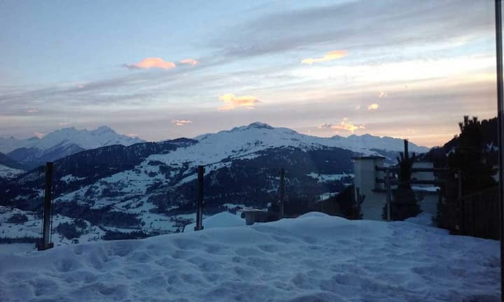 Zur Ferienwohnung gehört auch ein privater Wellness- und Fitnessbereich mit Sauna und Kältebecken.