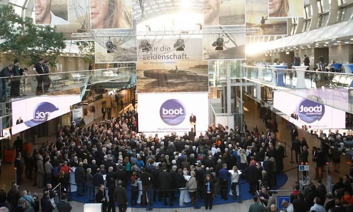 ...Bootsmesse in Düsseldorf. Über 1'500 Aussteller aus 60 verschiedenen Länder stellen die neuesten Trends vor.