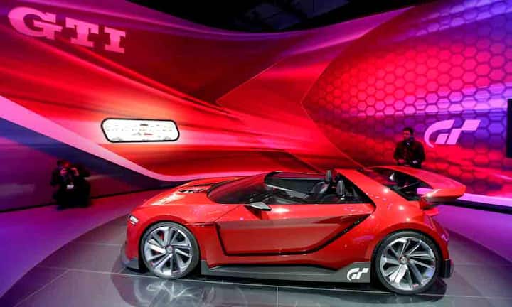 Volkswagen zeigt ein neues Modell des traditionellen Golfwagens und ist mit dem neuen GTI Konzeptauto präsent. Trotz des überarbeitenden Design soll der Golf dem Stil seiner Vorgänger treu bleiben.