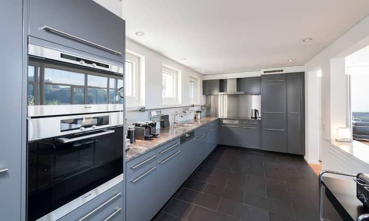 Die Villa verfügt über eine Wohnfläche von rund 260 Quadratmetern und beinhaltet 8.5 Zimmer. Die offene Küche ist mit allerlei hochwertigen Geräten ausgestattet.