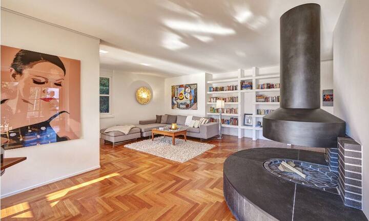 Das ganze Grundstück verfügt über ein komplettes Alarmanlagensystem und ist sicherheitstechnisch auf dem neustem Stand.