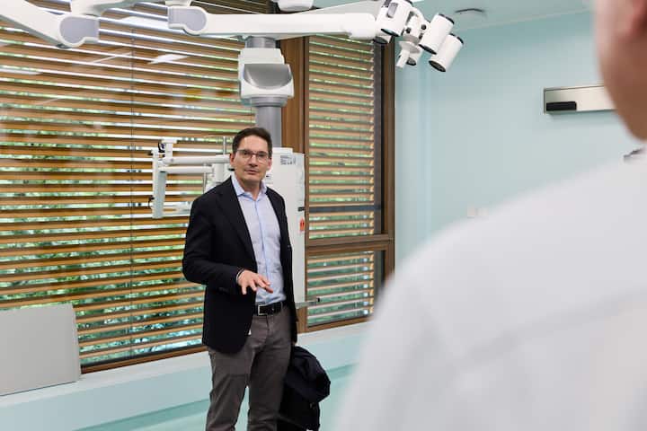Abel Müller-Hübenthal, Direktor Immobilien und Betrieb am Inselspital, lässt sich im OP Details erklären.