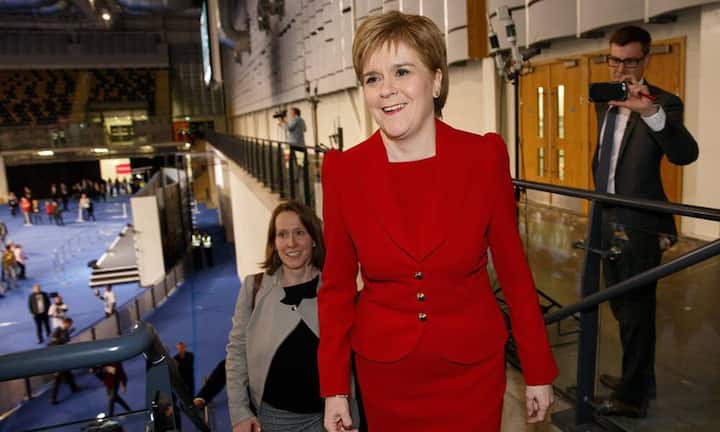 Nicola Sturgeon: Die 45 Jahre alte schottische Regierungschefin hat vor allem ein Ziel - Unabhängigkeit von London. Im vergangenen Jahr ist sie damit bei einem Referendum knapp gescheitert. Doch die Schotten sind zugleich mehrheitlich EU-Fans. Sollte London die EU tatsächlich verlassen, würde das den schottischen Unabhängigkeitsbestrebungen erheblich Auftrieb verleihen. Für diesen Fall spekuliert Sturgeon mit einem zweiten Unabhängigkeitsvotum.