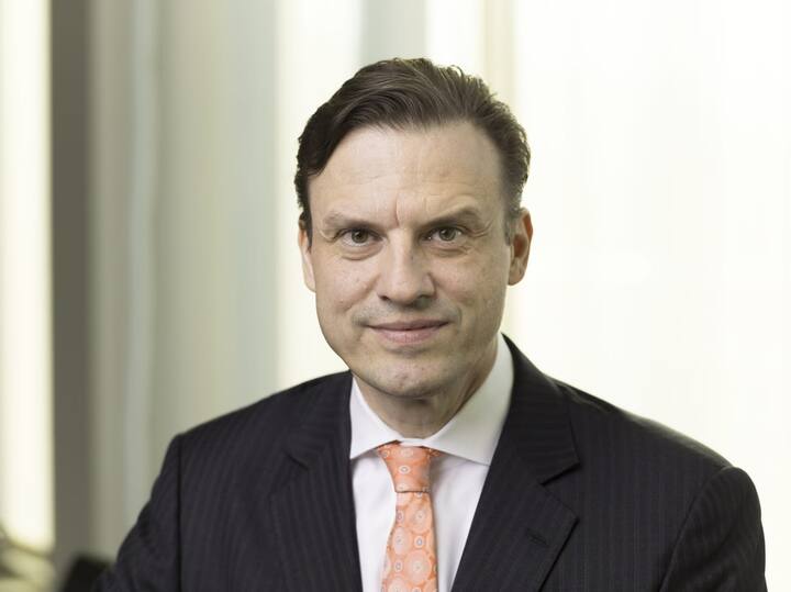 Porträt von Patrick Frost, CEO der Swiss Life Group, aufgenommen am Swiss Life Hauptsitz in Zürich.