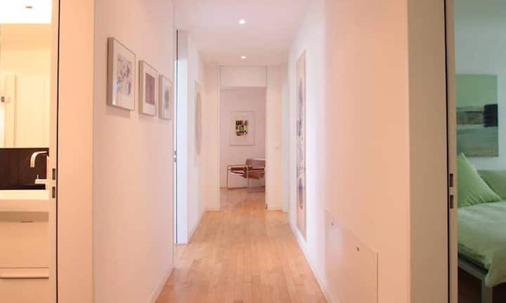 Der räumlich getrennten Privatbereich ist wie der Rest der Wohnung mit hellem kanadischen Ahorn-Parkett ausgelegt und führt in die vier Schlafzimmer.