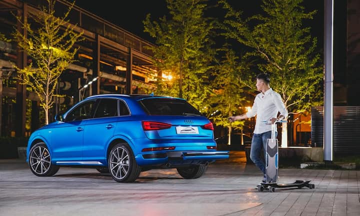 Audi Connected Mobility ConceptWenn Sie schon immer ein Auto wollten, in dass sich Ihr Longboard nahtlos einfügen lässt, dann ist dieser Audi genau das Richtige für Sie. In die hintere Stossstange des Konzeptwagens ist ein Longboard integriert, das man einfach herausziehen kann, wenn man es braucht.