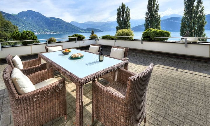 Die 4.5-Zimmer-Wohnung verfügt über 209 Quadratmeter Nettowohnfläche. Auf der über 100 Quadratmeter grossen Terrasse hat man eine unverbaubare Sicht auf den Vierwaldstättersee.