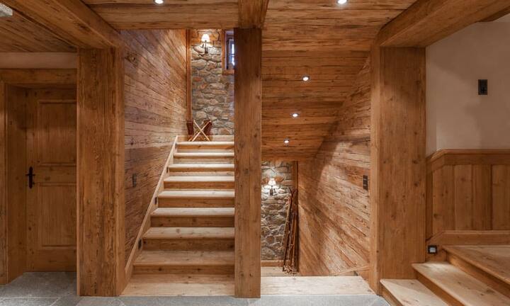 Viel Holz und Naturstein schaffen eine ruhige Atmosphäre.