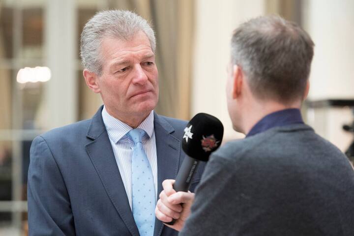 Heinz Karrer, Praesident Economiesuisse, spricht waehrend einem Interview im buergerlichen Hauptquartier, am Sonntag, 12. Februar 2017 im Hotel Bellevue in Bern. Das eidgenoessische Stimmvolk hatte am Sonntag ueber drei Vorlagen zu bestimmen, die erleichterte Einbuergerung der dritten Auslaendergeneration, die Schaffung des Nationalstrassenfonds NAF, sowie die Unternehmenssteuerreform USR III. (KEYSTONE/Anthony Anex)