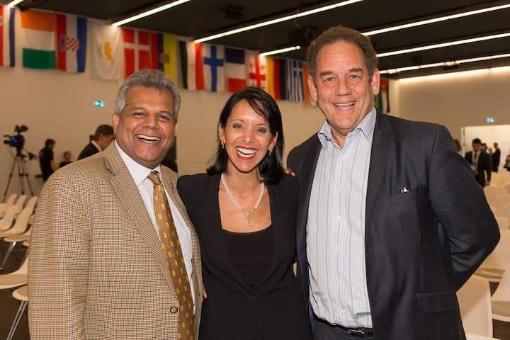 Vijay Poonoosamy, Vice President International, Etihad Airways; Anita Mendiratta, Moderatorin; Christopher Rodrigues, Chairman, VisitBritain