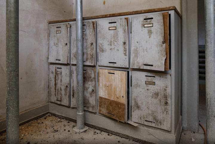 Die Garderoben-Kästli sind mit den Namen längst verstorbener Freizeitsportler angeschrieben.