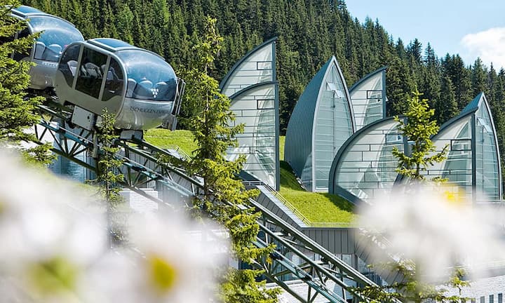 Auf Platz 4: Das Tschuggen Grand Hotel in Arosa liegt im Bündnerland und beherbergt einen Wellnessbereich inmitten einer beeindruckenden Bergkulisse. (Platz 12 beim Ranking 2012)