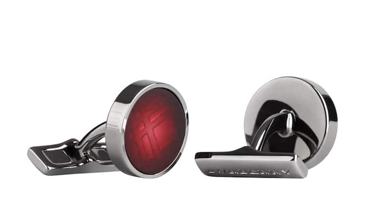 Filigran: Burberry Prorsum (Mann) Die runden Manschettenknöpfe haben eine rote Emailleeinlage im typischen Burberry Prorsum-Design, polierte silberne Metallrahmen und auf der Rückseite den Burberry-Schriftzug. Preis 185 Franken
