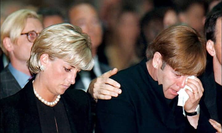 Nach dem Mord, für den bis heute kein Motiv nachgewiesen werden konnte, schluchzten unter anderem Prinzessin Diana und Musiker Elton John an der Beerdigung im Mailänder Dom.