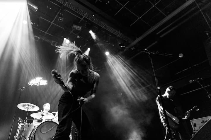 Dominique Magnusson ist Sängerin der Punkband The High Times.