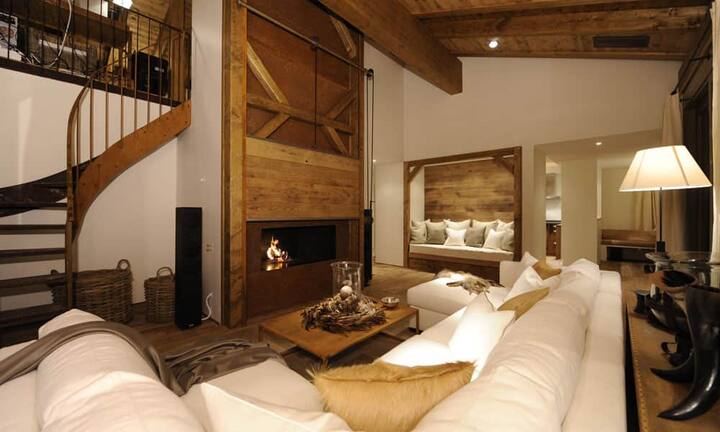 Die aussergewöhnliche Treppe führt vom Wohnzimmer zur Galerie...