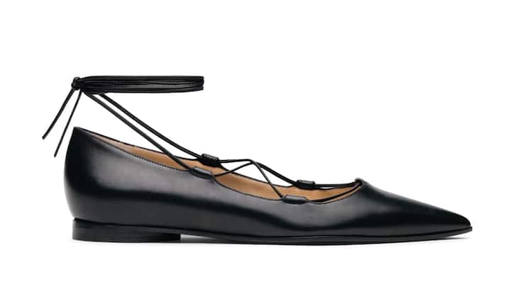 Geschnürrt: Michael Kors Flache Schuhe sind ein Segen bei einem langen Arbeitstag. Dieses Exemplar hier ist aus Kalbleder und überzeugt durch die feminine, elegante Linie. Preis 533 Franken