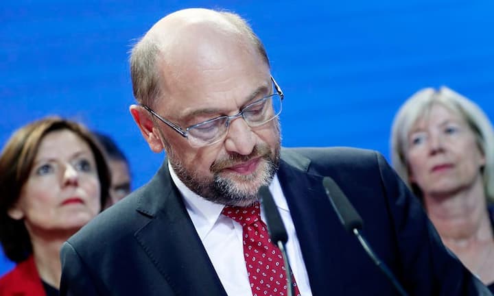 Im Wahlkampf hatte er Merkel noch einen Platz in seiner Regierung angeboten. Nach dem Debakel ist nun von einer Regierungsbeteiligung gar keine Rede mehr: «Der Platz der SPD ist bei diesem Wahlergebnis in der Opposition», sagte Thomas Oppermann, Vorsitzender der SPD-Bundestagsfraktion, schon nach der ersten Hochrechnung in der ARD. Schulz soll Oppermann zufolge aber Parteivorsitzender bleiben und den «Erneuerungsprozess» fortsetzen.