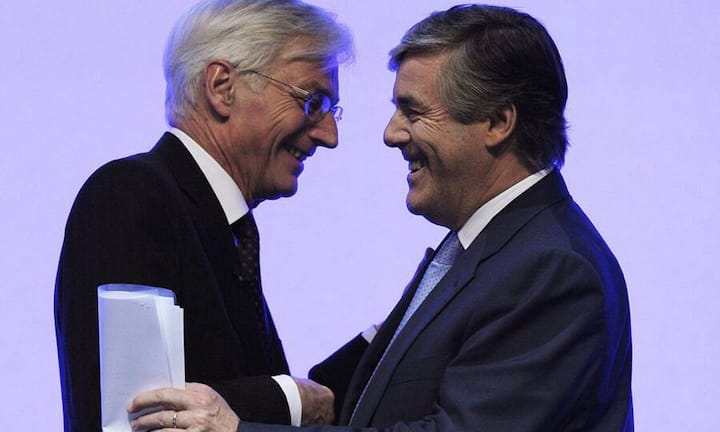 ... zurück in die Schweiz und wird Verwaltungsratpräsident beim Finanz- und Versicherungskonzern Zurich. Hier gratuliert ihm sein Vorgänger Manfred Gentz (l.) zur Wahl. Ackermann wird nun wohl auch mehr Zeit haben für seine finnische Frau, seine Tochter und seine Hobbys Gesang und Klavierspiel.