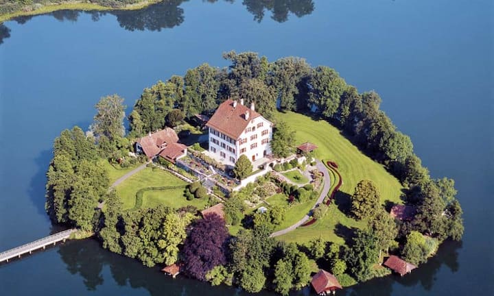 Im Kanton Luzern liegt im Mauensee die Insel Schloss Mauensee. Der Eigentümer ist ein Luzerner Wirtschaftsdiplomat und Kunstmäzen, der seit 1998 auf dem Anwesen lebt.Vladi Private Islands