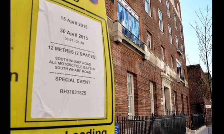 Und auch das Krankenhaus, in dem Kate das Kind entbinden wird, hat erste Vorkehrungen vor den Menschenmengen getroffen und ein Verbotsschild aufgestellt.Twitter