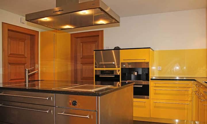 In Küche und den Badezimmern wurden passend abgestimmt, Fliesen verwendet.