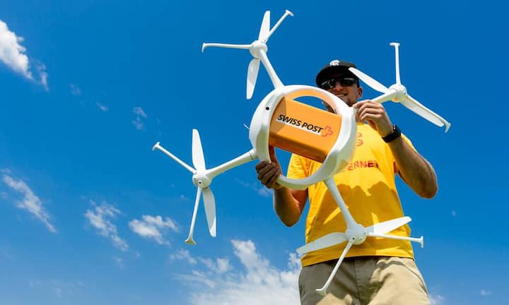 Service public der staatsnahen Konzerne:PostService public: Briefe und Pakete sind mindestens an fünf und abonnierte Tageszeitungen an sechs Wochentagen in allen ganzjährig bewohnten Siedlungen der Schweiz zu distanzunabhängigen Preisen zuzustellen; zudem ist der Zahlungsverkehr sicherzustellen. Abgeltung des Service public: Monopol für Briefe bis 50 Gramm plus Teilsubvention für die vergünstigte Zustellung von Zeitungen und Zeitschriften.