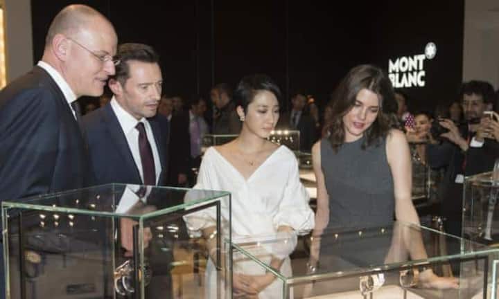 Auch Prominenz ist vertreten: Die Schauspieler Hugh Jackman (z.v.l.) und Guei Lun-Mei staunen ebenso wie Charlotte Casiraghi, die Prinzessin von Monaco.