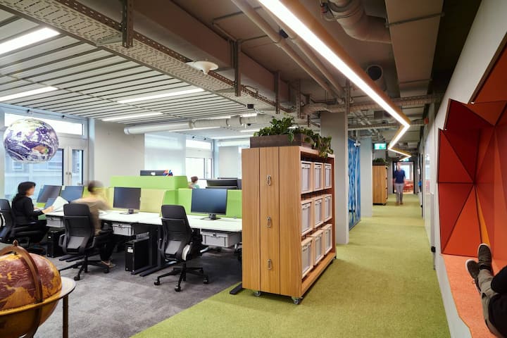 Platz 1 Internationals:Google SchweizBei den Töchtern internationaler Konzerne hat Google nun Microsoft überholt. Google Schweiz ist seit mittlerweile 20 Jahren in ­Zürich und wird heute von Christine ­Antlanger-Winter geleitet.