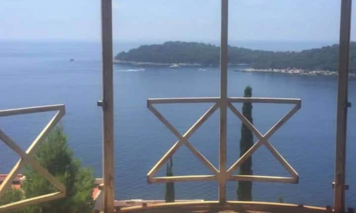 Es wurde 1985 gebaut und ist seit 1991 eine Ruine.