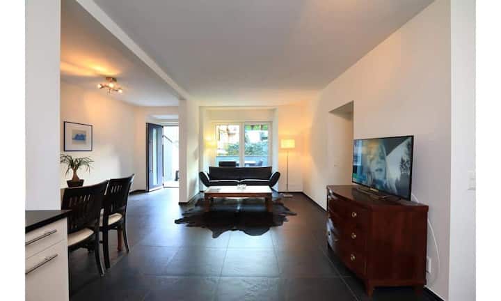 Im Erdgeschoss gibt es neben dem Studio mit grosszügigem Entrée und einem Schlaf- und Badezimmer, eine 3,5-Zimmer-Wohnung mit grossem Wohn-Essbereich und offener Küche sowie zwei Schlafzimmern und einem Badezimmer.