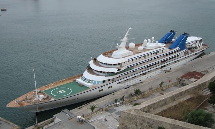 Platz 6: Prince Abdulaziz — 147 Meter Die 1984 gebaute königliche Jacht gehörte bis zu seinem Tod dem König von Saudi-Arabien. Die 184 Millionen Dollar teure Prince Abdulaziz ist immer noch im Besitz der arabischen Königsfamilie und war 22 Jahre lang die grösste ihrer Art. Mecil/Wikimedia/CC