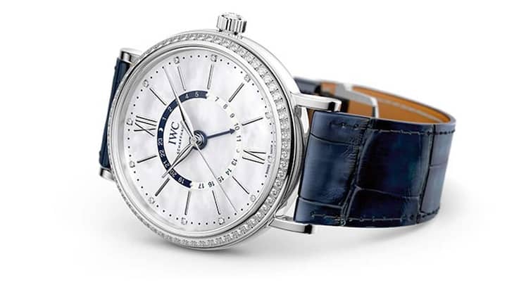 IWC Portofino Midsize Automatic Day & Night mit zusätzlicher 24-Stunden-Anzeige, sertierter Lünette, Diamanten-Indizes und einem Lederband vom Schuhfabrikanten Santoni.