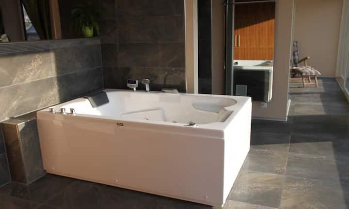 Der Attikabereich ist der Erholung gewidmet: Eine Wellnessoase mit Whirlpool, eine Duft- und Lichtsauna und sowie ein Schlafzimmer mit begehbarem Kleiderschrank werden ergänzt durch die dazugehörige Terrasse.