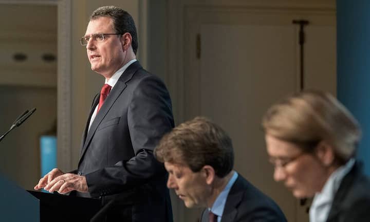 Thomas JordanPräsident Schweizerische Nationalbank (SNB)Er ist einer der meistkritisierten Männer des Landes: Die Exportindustrie wirft ihm die Aufhebung des Mindestkurses vor, die Bankenbranche die Einführung von Negativzinsen. Doch Kritik lässt der Ökonom abprallen und verweist auf die absolute Unabhängigkeit der Nationalbank. Auch intern ist Jordan so mächtig wie kaum ein anderer Nationalbankchef vor ihm, ist er doch der einzige wahre Fachspezialist im Direktorium.