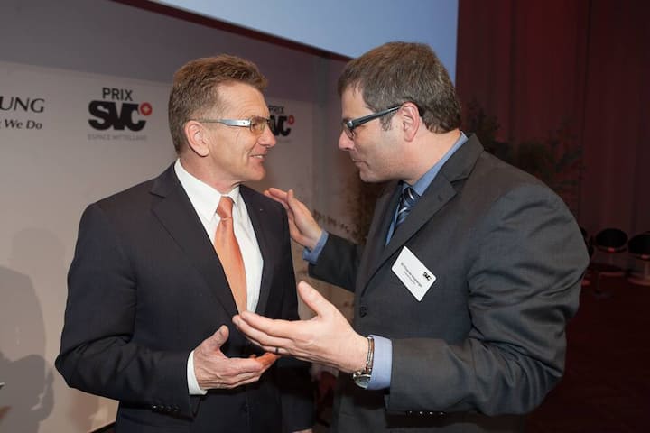 Hans-Ulrich Müller, Präsident SVC; Thomas Nösberger, Sitzleiter Bern, Ernst & Young AG