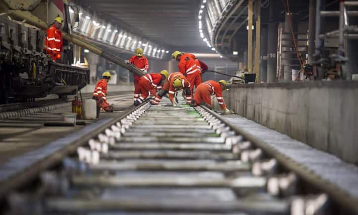 Beim Bau des Weinbergtunnels mussten sich die Mineure nach dem problemlosen Bohren im Fels auf den letzten 300 Metern auf eine völlig neue Situation einstellen. In rund 15 Metern Tiefe galt es die Limmat und den denkmalgeschützten Südtrakt des Hauptbahnhofes zu unterqueren.