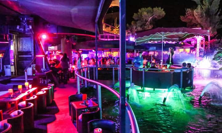 Feiern wie die Monegassen: Wer in Monte Carlo die Nacht zum Tag machen möchte ist im Jimmy'z richtig. Seit 40 Jahren wird hier schon gefeiert – und das mit jeder Menge Prominenz und Champagner, vor einer traumhaften Kulisse direkt am Meer. In der Hauptsaison kommt man ins Jimmy'z ausschließlich nur mit Reservierung rein. Zudem ist das nötige Kleingeld unabdingbar: Der Cocktail kostet etwa 38 Euro, eine Flasche Champagner knapp 500 Euro. Facebook/Jimmy'z