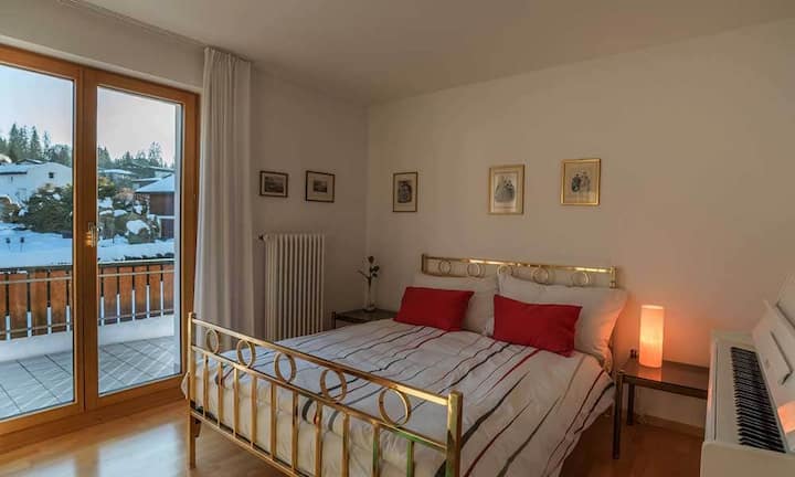 Im Haus verteilen sich fünf Schlafzimmer und drei Badezimmer.