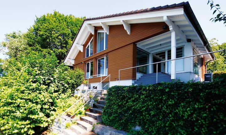 Über Landwirtschaftsflächen und entlang eines kleines Bächleins erreicht man die von Grün umgebene Liegenschaft.