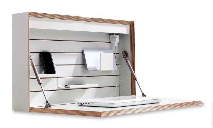 Ist er nicht im Einsatz, ist er ganz schmal: der Sekretär
Flatbox. Klappe auf, und schon steht ein Arbeitsplatz
mit integrierter flexibler Innenausstattung für Laptop, iPad und Co. zur Verfügung. Erhältlich in Weiss, Rot und Grün. 811 Franken; www.cairo.ch