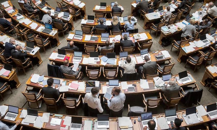 Wer waren in der abgelaufenen Legislatur die Vorkämpfer für Einzelinteressen und Wettbewerbsblockierer? Gemeinsam mit der Plattform politnetz.ch hat BILANZ 46 Nationalrats-Abstimmungen in Hinblick auf die Partikularinteressen ausgewertet. Je weniger Punkte ein Nationalrat erzielt, desto stärker fördert er Partikularinteressen auf Kosten der Gesamtwirtschaft. Die Skala geht von –46 bis +46 Punkte. Die Top 10: