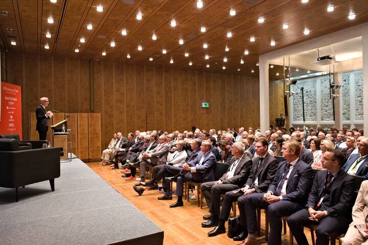 Urs Rohner, VRP, Credit Suissespricht vor dem Efficiency Club im Widder Saal