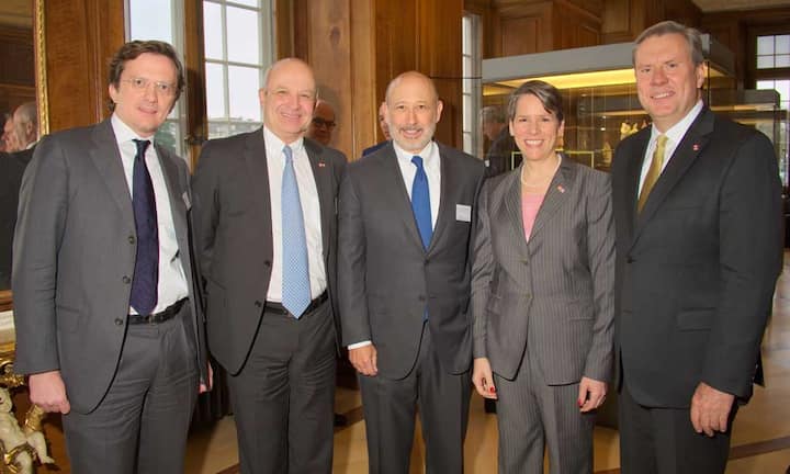 FX de Mallmann, Global Co-Head of the Consumer Retail and Healthcare Group, Galdman Sachs Bank AG;
Martin Naville, CEO, Swiss-American Chamber of Commerce;
Lloyd C. Blankfein, Chairman & CEO, The Goldman Sachs Group Inc.;
Suzan LeVine, Amerikanische Botschafterin in der Schweiz;
Michael Mack, CEO, Syngenta International AG