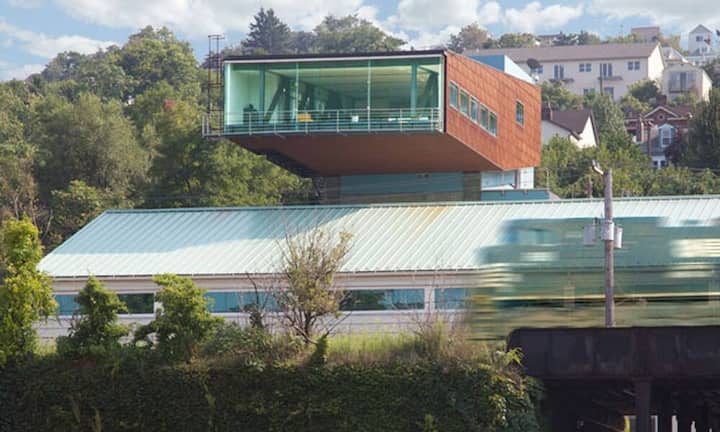 … ein Wohnhaus zu bauen. Das schwebende «Emerald Art Glass House» steht mitten in Pittsburgh in den USA…