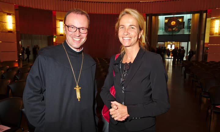 Abt Urban, Vorsteher des Klosters Einsiedeln;
Ruth Moser, Club-Organisation, Efficiency Club Zürich