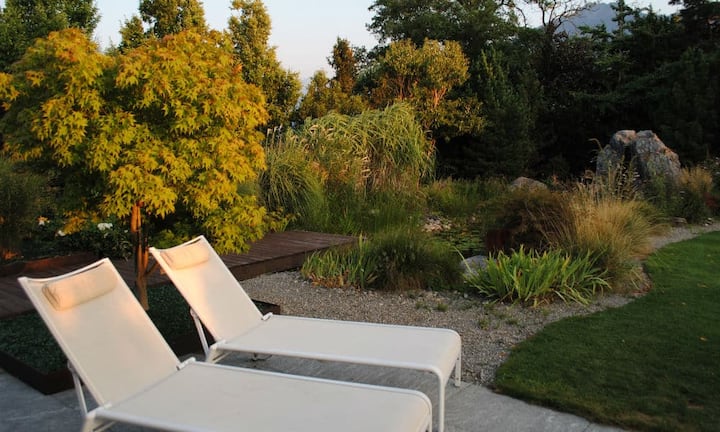 Der Garten bietet Platz für Erholung und lässt die Natur geniessen.