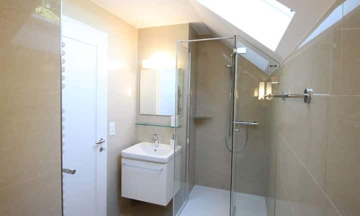 Unter dem Dach eingebettet befindet sich ein sechstes Zimmer mit Seesicht und ebenfalls renoviertem Duschbad.
Den Preis der Liegenschaft erfährt man auf Anfrage.
Quelle und Bilder: Engel & Völkers