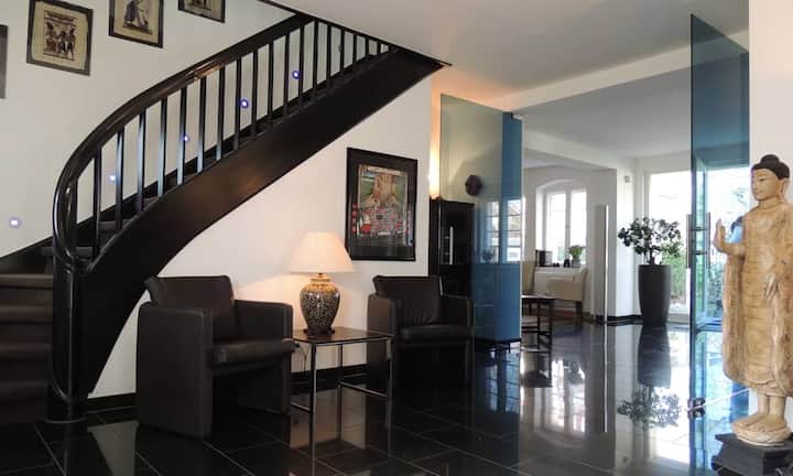 Die Villa am Schlosspark wurde im Jahr 1925 erbaut und hat unter anderem drei Bäder und vier Schlafzimmer. Die Original-Glasschiebetür und die Mamor-Einbauküche laden zum Wohlfühlen ein.
Peyton Robert Neubauer