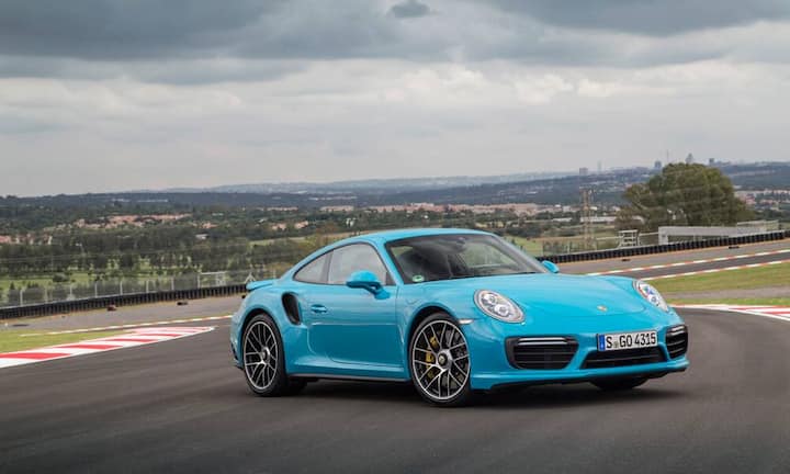 Leistungsgipfel: Porsche 911 Turbo und Turbo SDie klassische Turbo-Variante bleibt nominell das Elfer-Topmodell. Der aktuelle Peak der Baureihe 991 II ist 4,51 Meter lang, hat wieder Allradantrieb, leistet 540 PS, spurtet in drei Sekunden auf Tempo 100 und ist maximal 320 km/h schnell (Turbo S: 580 PS, 2,9 Sekunden, 330 km/h). Zu den optischen Unterscheidungsmerkmalen gehören seitliche Lufteinlässe oder vertikale Motorgitter. Preis: ab 209'200/ 246'000 Franken.